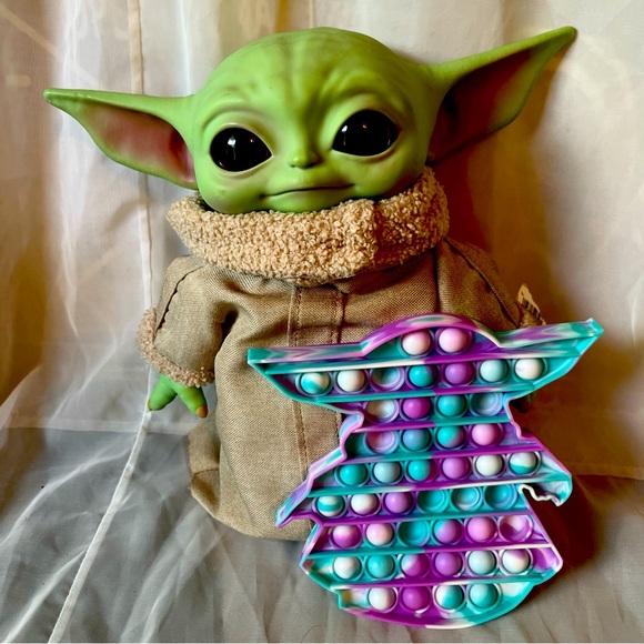 Star Wars Madalorian 11in plus free pop it toy included - Picture 1 of 10